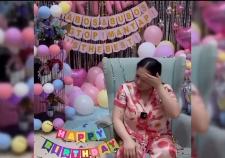 Tangkapan layar saat Nagita Slavina menangis tidak bisa merayakan ulang tahun bersama suaminya, Raffi Ahmad. (Instagram @videoladygigi)