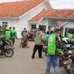 Ratusan driver ojol datangi rumah customer karena tidak terima rekannya di maki-maki dengan kalimat kasar di Cirebon. (ist)