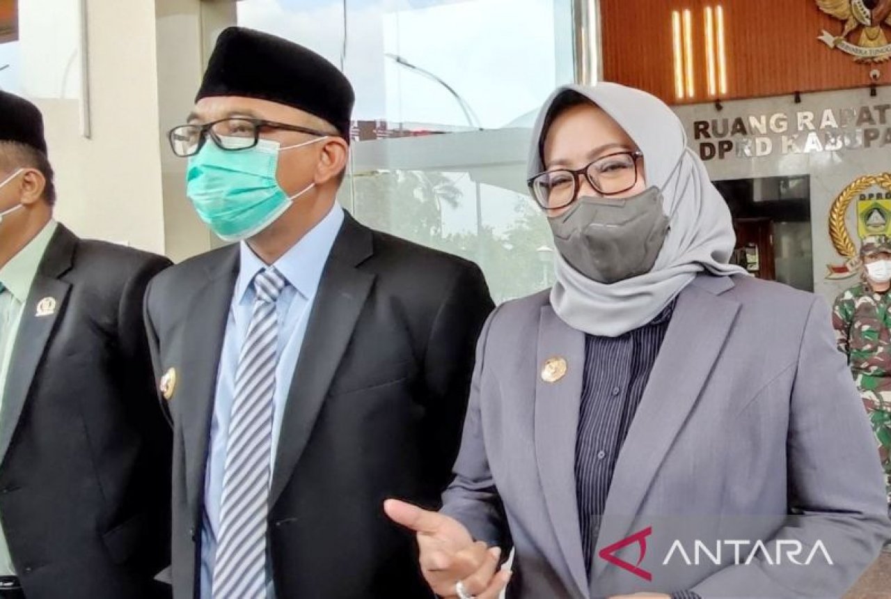 Bupati Bogor Ade Yasin bersama Wakil Bupati Bogor Iwan Setiawan. (antara. Fikri Setiawan)