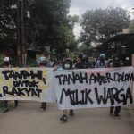 UNJUK RASA: Warga Anyer Dalam membentangkan spanduk disaat hendak geruduk kantor Kelurahan Kebon Waru, pada Senin (15/2) kemarin. (Deni/Jabar Ekspres)