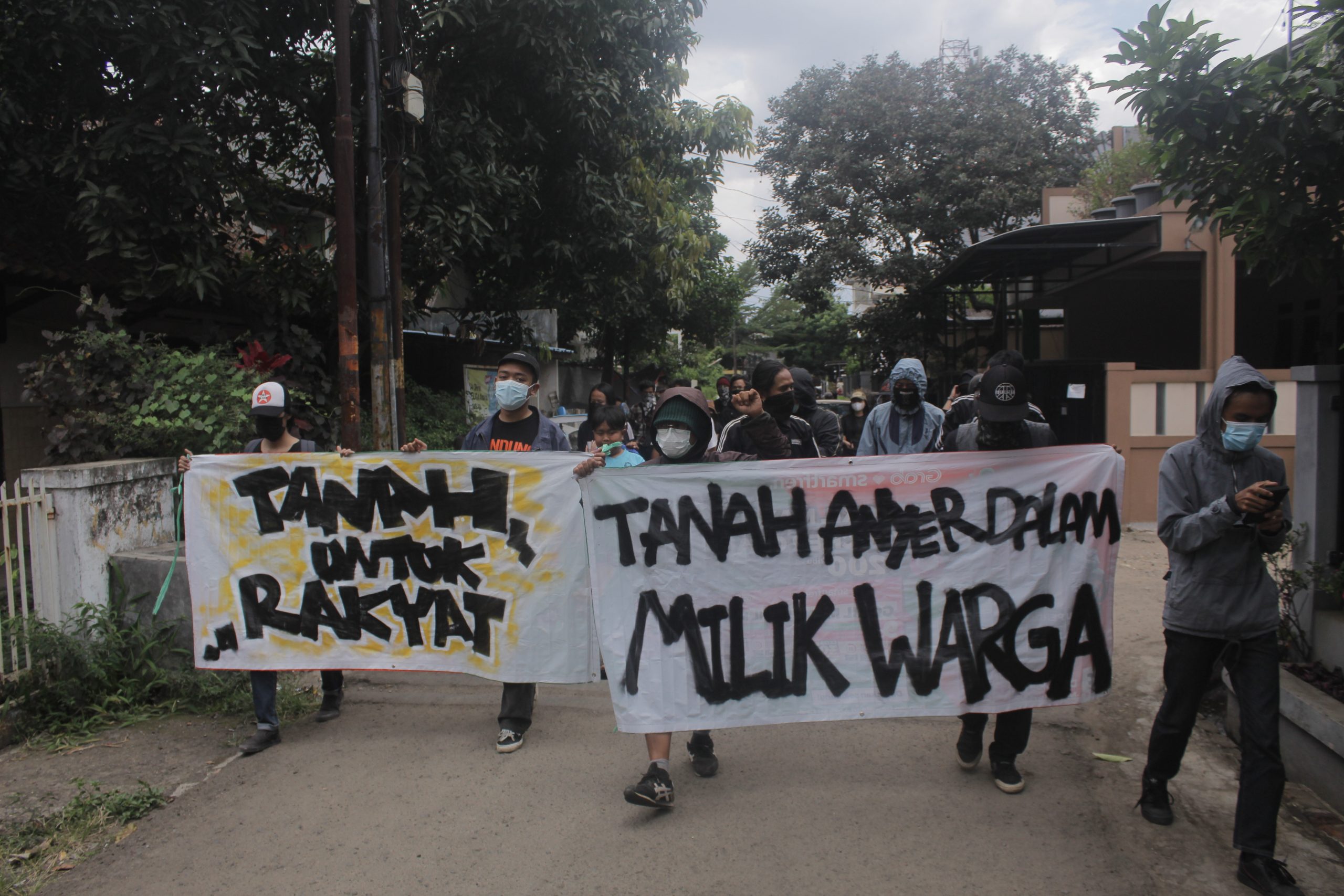UNJUK RASA: Warga Anyer Dalam membentangkan spanduk disaat hendak geruduk kantor Kelurahan Kebon Waru, pada Senin (15/2) kemarin. (Deni/Jabar Ekspres)