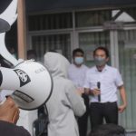 UNJUK RASA: Warga Anyer Dalam menyuarakan protes di hadapan staff Kelurahan Kebon Waru, Kecamatan Batununggal, Kota Bandung, pada Senin (14/2). (Deni/Jabar Ekspres)
