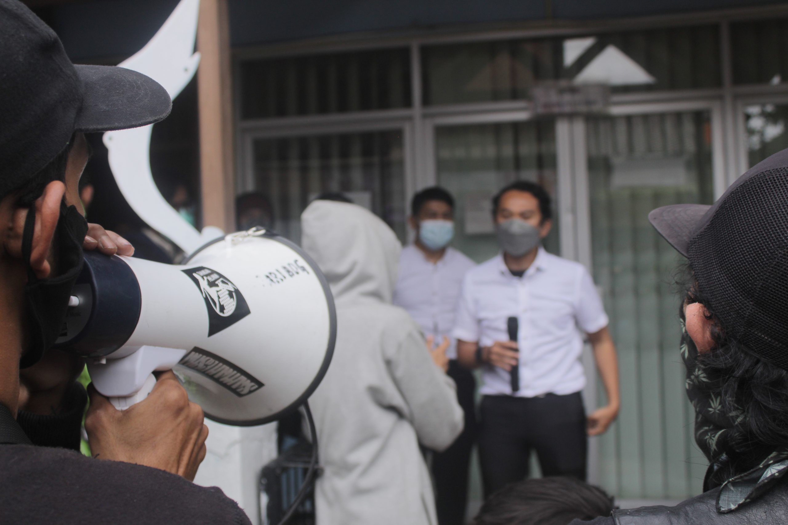 UNJUK RASA: Warga Anyer Dalam menyuarakan protes di hadapan staff Kelurahan Kebon Waru, Kecamatan Batununggal, Kota Bandung, pada Senin (14/2). (Deni/Jabar Ekspres)