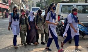 Pelajar di India saat akan memasuki area sekolah, setelah adanya larangan hijab, di Karnataka, India,(ANTARA/Reuters/Sunil Kataria/as)
