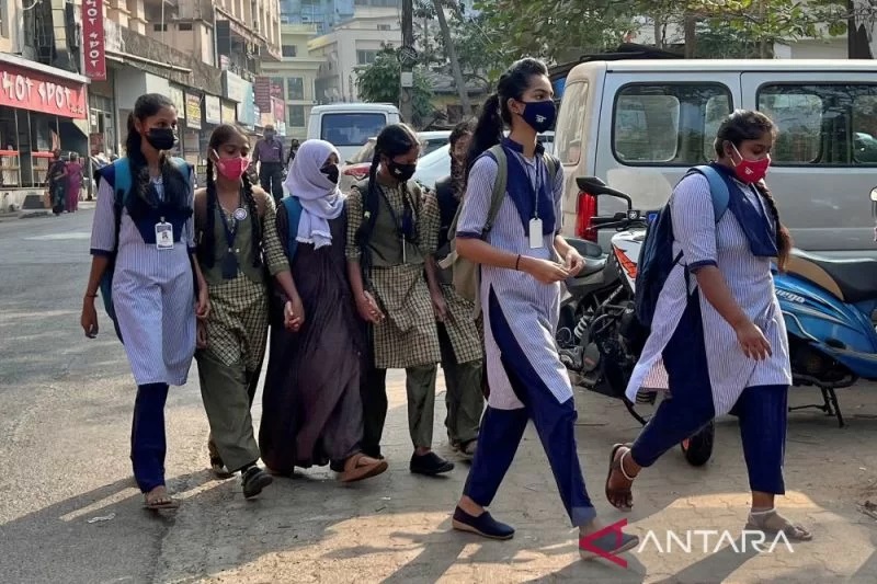 Pelajar di India saat akan memasuki area sekolah, setelah adanya larangan hijab, di Karnataka, India,(ANTARA/Reuters/Sunil Kataria/as)