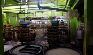 MOGOK: Pabrik tahu dan tempe di sekitar Sentra Tahu Cibuntu turut melakukan aksi mogok produksi, Senin (21/2) tadi. (Muhamad Nizar/Jabar Ekspres)