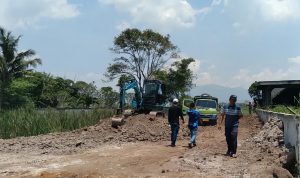 Proyek pemadatan lahan untuk pondasi Perumahan Pesona Linggar Residence di Desa Linggar, Kecamatan Rancaekek, Kabupaten Bandung. (Jabar Ekspres)