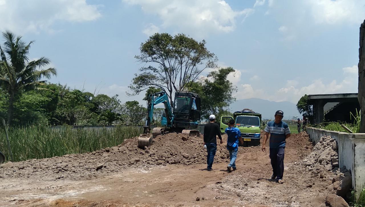 Proyek pemadatan lahan untuk pondasi Perumahan Pesona Linggar Residence di Desa Linggar, Kecamatan Rancaekek, Kabupaten Bandung. (Jabar Ekspres)