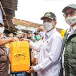 Kepala Disperindag Kabupaten Bandung, Dicky Anugrah saat enggelar operasi pasar di Ciwidey, rabu (23/2)