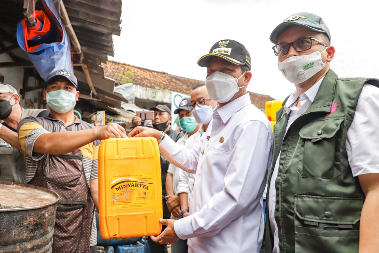 Kepala Disperindag Kabupaten Bandung, Dicky Anugrah saat enggelar operasi pasar di Ciwidey, rabu (23/2)