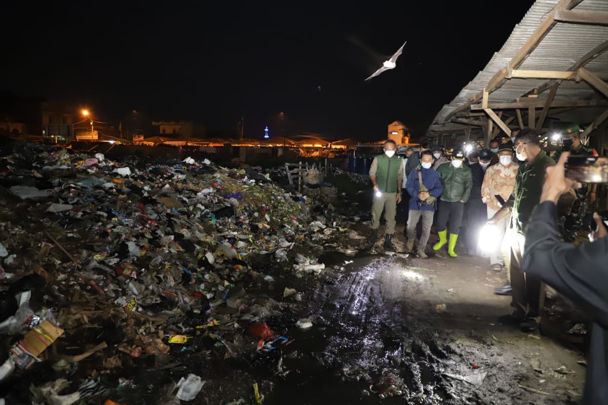 Bupati Bandung Dadang Supriatna melakukan inspeksi mendadak (Sidak) ke tempat pembuangan sampah (TPS) sementara di sekitar Pasar Banjaran, Selasa (22/2) malam.