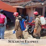 SEMPROT DISINFEKTAN: Relawan PMI Kota Sukabumi melakukan penyemprotan disinfektan di sejumlah lokasi bencana. Langkah itu dilakukan untuk mencegah penyebaran covid-19. ( FOTO : ISTIMEWA )