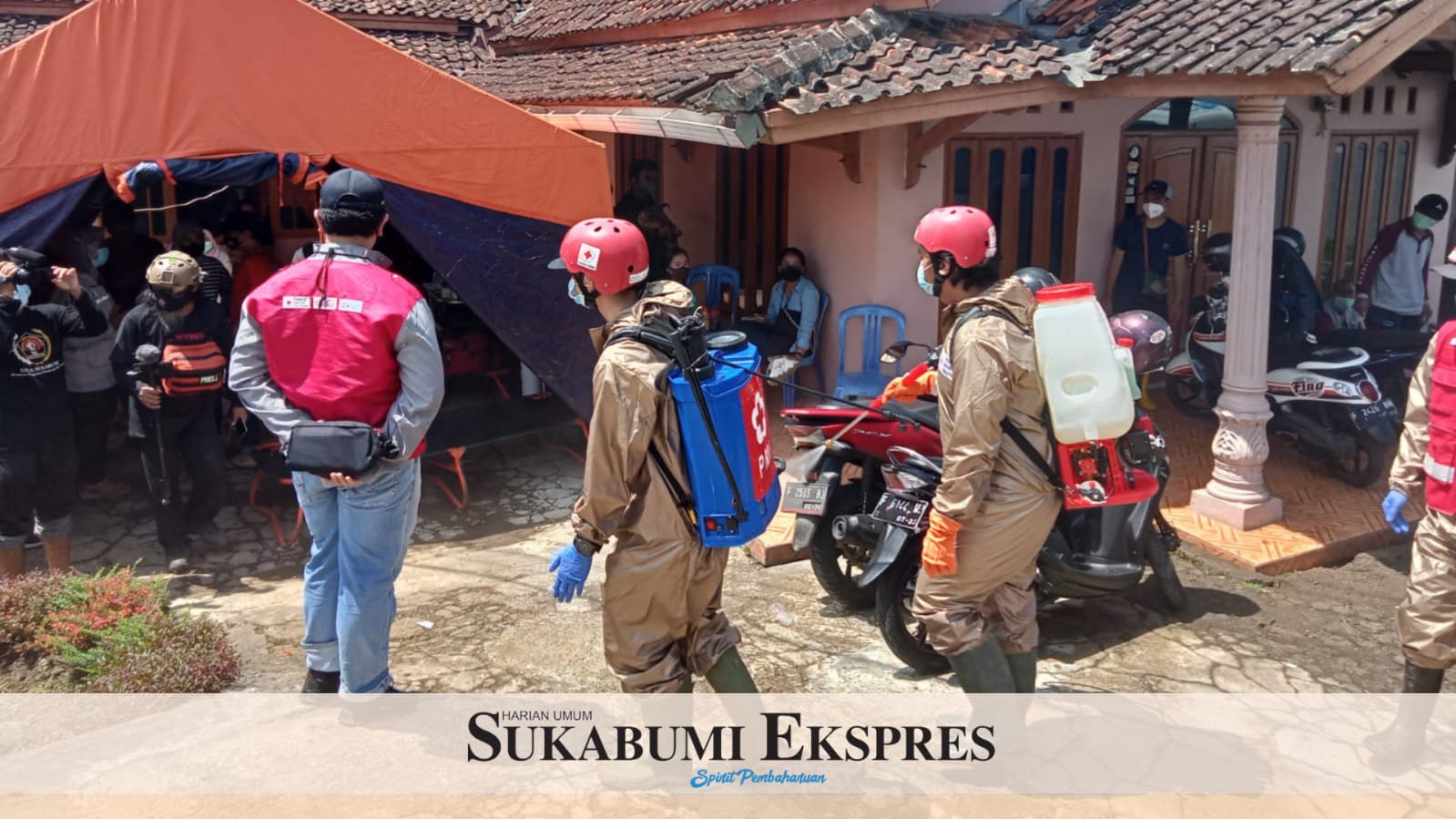 SEMPROT DISINFEKTAN: Relawan PMI Kota Sukabumi melakukan penyemprotan disinfektan di sejumlah lokasi bencana. Langkah itu dilakukan untuk mencegah penyebaran covid-19. ( FOTO : ISTIMEWA )