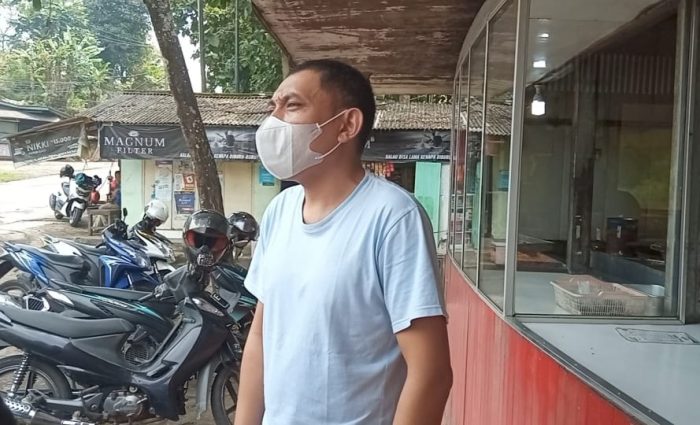 Pemilik Tahu Saribumi di Jalan Sebelas April Kota Sumedang Rudi saat ditemui di tempatnya, kemarin MOCHAMAD WILDAN YUNADI/SUMEKS