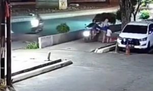 Tangkapan kamera CCTV merekam Aksi begal selangkangan yang terjadi di trotoar Jalan KH. Noer Alie, Bekasi Selatan, Kota Bekasi, Senin (22/2), Foto: Instagram/infobekasi