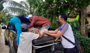 Tampak Mobil Patroli Polsek Sindangbarang saat membantu membawa jenazah warga asal Desa Sirnagalih, Kecamatan Sindangbarang, Cianjur.(istimewa)
