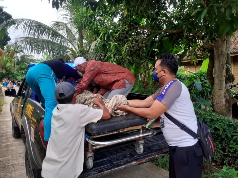 Tampak Mobil Patroli Polsek Sindangbarang saat membantu membawa jenazah warga asal Desa Sirnagalih, Kecamatan Sindangbarang, Cianjur.(istimewa)