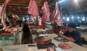 Pedagang daging sapi di Pasar Cilasak, KOta Depok. Foto : Lutvaitul Fauziah/JPNN.com.