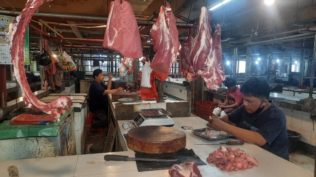 Pedagang daging sapi di Pasar Cilasak, KOta Depok. Foto : Lutvaitul Fauziah/JPNN.com.
