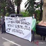 Aksi para petani wortel yang menjual hasil panennya di depan kantor Dinas Ketahanan pangan Boyolali. (foto:antara)