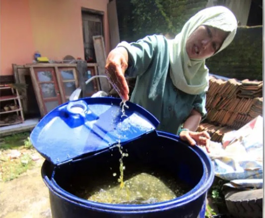 Warga menunjukkan minyak goreng palsu yang membuat sejumlah ibu-ibu di Kudus, tertipu. Foto: Radar Kudus