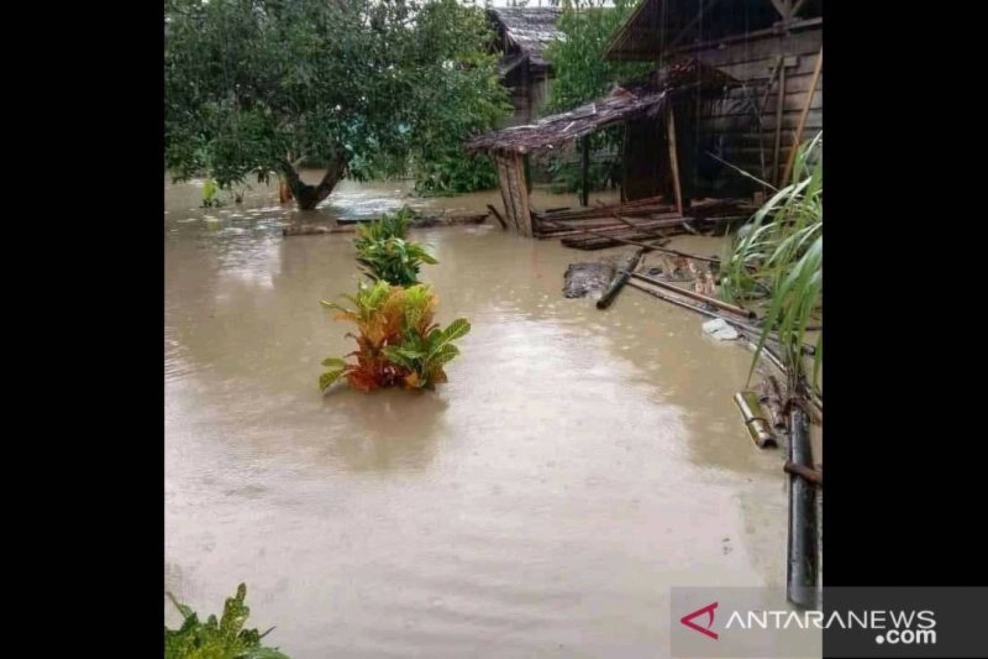 Bajir yang melanda di Maluku menyebabkan ribuan orang terdampak, ratusan lainnya harus mengungsi. (ANTARA/HO-BNPB)