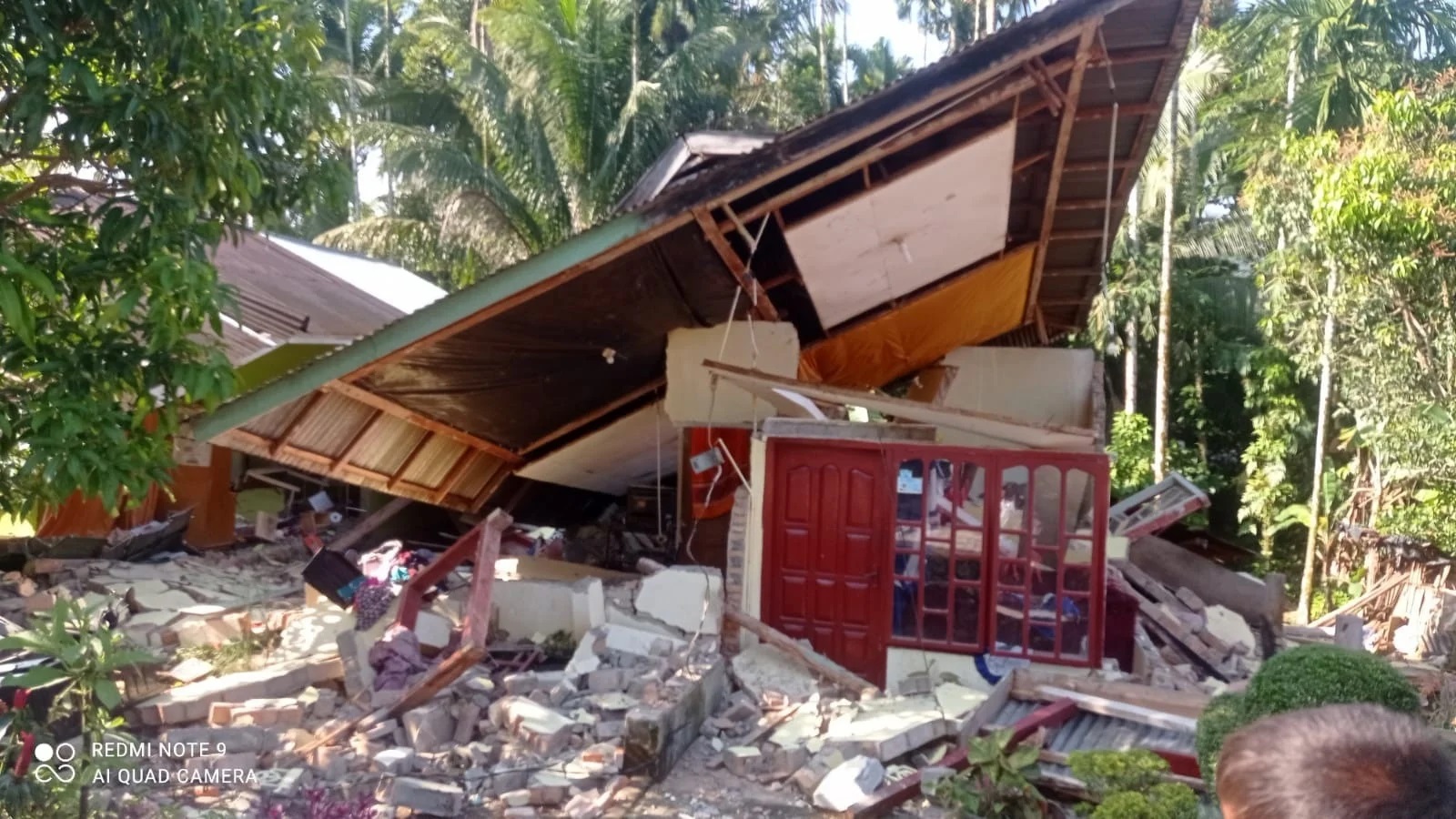 Salah satu rumah yang hancur karena diguncang gempa di Pasaman Barat (25/2)