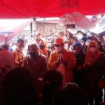 Menteri Sosial RI Tri Rismaharini saat menyambangi anak-anak di tenda pengungsian, Kenagarian Kajai, Kabupaten Pasaman Barat, Sabtu (26/2). ANTARA/FathulAbdi