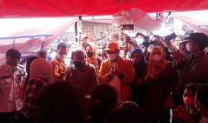 Menteri Sosial RI Tri Rismaharini saat menyambangi anak-anak di tenda pengungsian, Kenagarian Kajai, Kabupaten Pasaman Barat, Sabtu (26/2). ANTARA/FathulAbdi