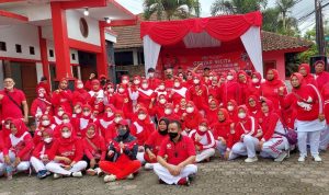 Foto bersama peserta Gebyar Sicita di halaman kantor DPC PDI Perjuangan (PDIP) Kabupaten Bandung di Baleendah, Minggu (27/2) kemarin.