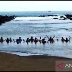 Ritual yang dilakukan Kelompok Trimurti Kejawen Kejayan asal Kabupaten Nganjuk di Pantai Watu Ulo, Kabupaten Jember, dibubarkan polisi Sabtu (26/2). (antara)