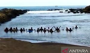 Ritual yang dilakukan Kelompok Trimurti Kejawen Kejayan asal Kabupaten Nganjuk di Pantai Watu Ulo, Kabupaten Jember, dibubarkan polisi Sabtu (26/2). (antara)
