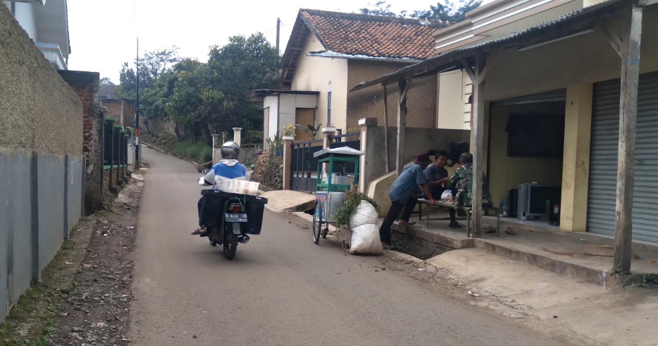 Lingkungan Desa Cikahuripan, Kecamatan Cimanggung, Kabupaten Sumedang. yang membutuhkan sarana air bersih untuk kebutuhan warganya. (Jabar Ekspres)