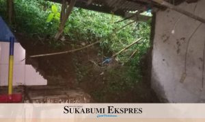 Salah satu rumah warga yang tergerus longsor hingga matrialnya masuk kedalam rumah di Desa Nagrak Sukabumi.