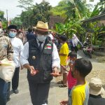 Kaum milenial di Pangandaran berebut minta foto bersama dengan Gubernur Jawa Barat Ridwan Kamil