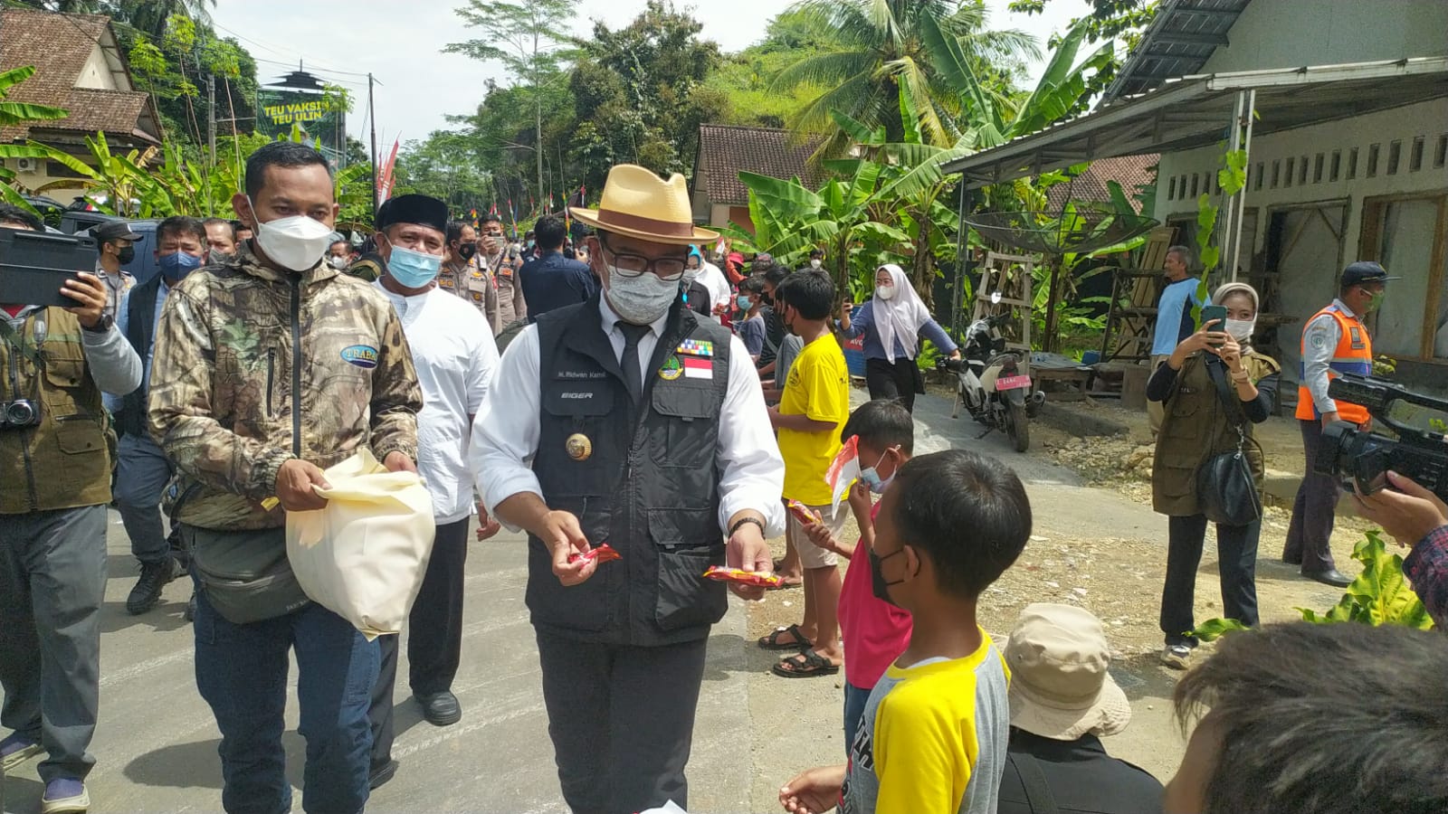 Kaum milenial di Pangandaran berebut minta foto bersama dengan Gubernur Jawa Barat Ridwan Kamil