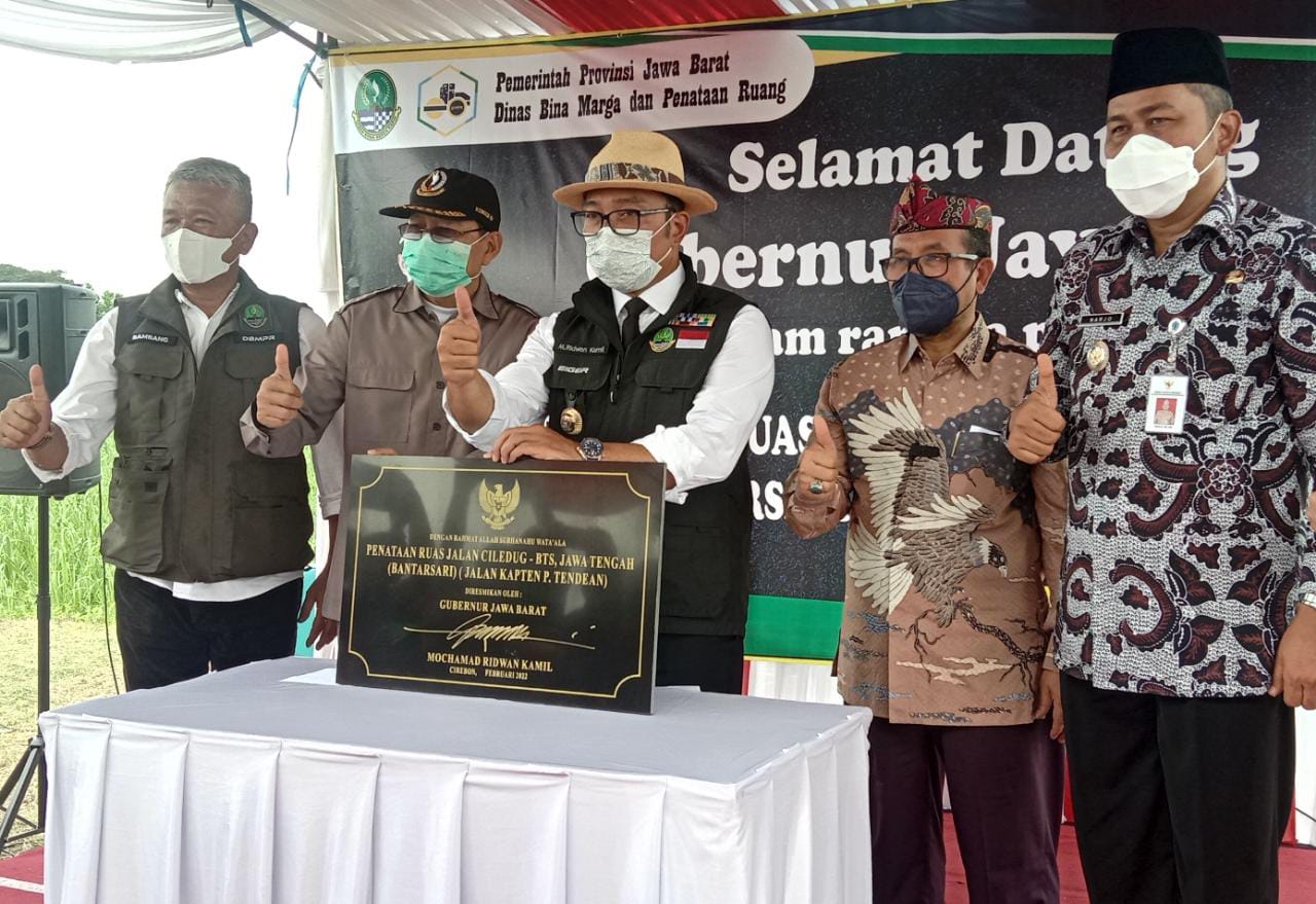 Gubernur Jabar, Ridwan Kamil (Tengah) saat meresmikan jembatan penghubung Cirebon dan Brebes Jawa tengah. Jum'at (4/1). Foto. Sandi Nugraha