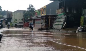 Genangan air yang mulai surut di Jalan Parakan Muncang, Desa Sindanggalih, Kecamatan Cimanggung, Kabupaten Sumedang. (Jabar Ekspres)