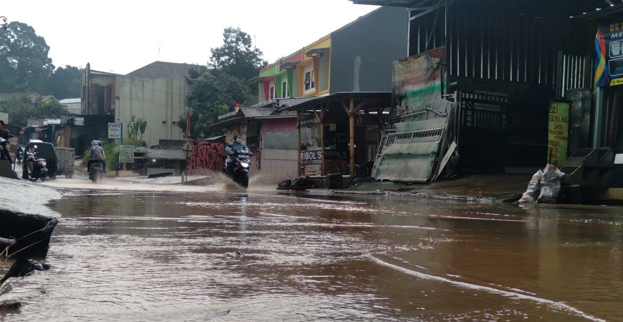 Genangan air yang mulai surut di Jalan Parakan Muncang, Desa Sindanggalih, Kecamatan Cimanggung, Kabupaten Sumedang. (Jabar Ekspres)