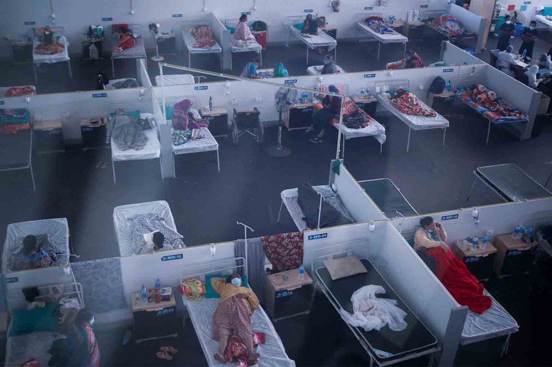 Para pasien dirawat di pusat karantina COVID-19 di Navi Mumbai, India, Selasa (11/1/2022). ANTARA FOTO/REUTERS/Francis Mascarenhas/rwa.