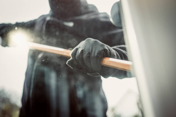 Ilustrasi pencongkelan pintu oleh pencuri yang sering beraksi di kos-kosan. (pixabay)