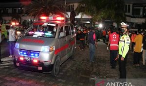 Mobil ambulans yang membawa 13 jenazah korban kecelakaan bus pariwisata, tiba di halaman RSUD Ir Soekarno Sukoharjo, Jateng, Senin, (7/2/2022) dini hari. ANTARA/HO--Humas Polres Sukoharjo