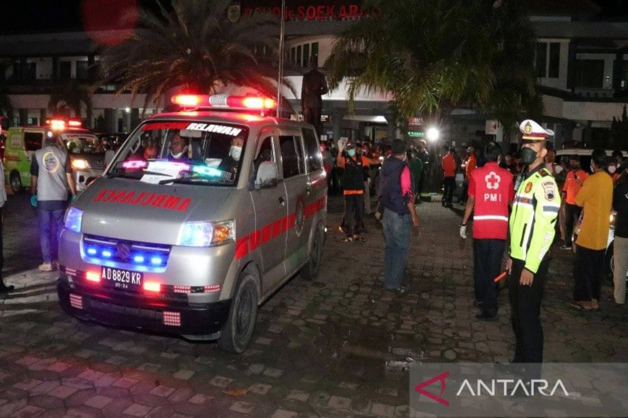 Mobil ambulans yang membawa 13 jenazah korban kecelakaan bus pariwisata, tiba di halaman RSUD Ir Soekarno Sukoharjo, Jateng, Senin, (7/2/2022) dini hari. ANTARA/HO--Humas Polres Sukoharjo