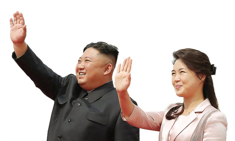 Kim Jong Un dan istrinya, Ri Sol Ju. (Foto: KCNA/AFP)