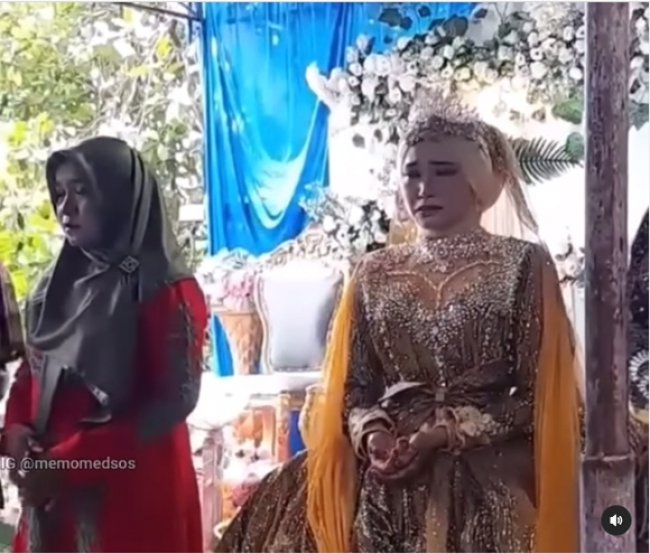 Seorang wanita di Kelurahan Monta Baru Kecamatan Woja Kabupaten Dompu Provinsi Nusa Tenggara Barat menangis karena ditinggal calon suaminya menjelang akad nikah. (Tangkapan layar video Instagram @memomedsos)