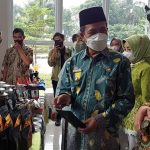Bupati Bandung Dadang Supriatna tinjau gelar produk IKM Kabupaten Bandung. (Yully S Yulianty/Jabar Ekspres)