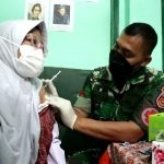 Salah satu warga yang ikut melaksanakan vaksinasi yang diselenggarakan Polresta Bandung.