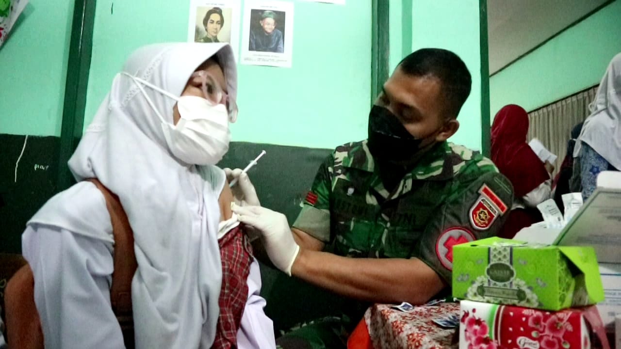 Salah satu warga yang ikut melaksanakan vaksinasi yang diselenggarakan Polresta Bandung.