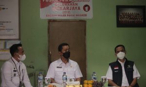Sekretaris Daerah (Sekda) Kota Bandung, Ema Sumarna (tengah) saat melakukan monitoring isoman di Balai RW 01, Komplek Bandung Indah Raya, Kel. Mekarjaya, Kecamatan Rancasari. (Deni Armansyah/Jabar Ekspres)