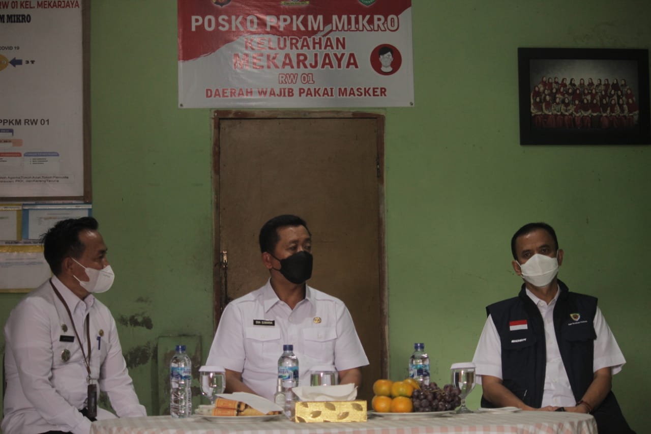 Sekretaris Daerah (Sekda) Kota Bandung, Ema Sumarna (tengah) saat melakukan monitoring isoman di Balai RW 01, Komplek Bandung Indah Raya, Kel. Mekarjaya, Kecamatan Rancasari. (Deni Armansyah/Jabar Ekspres)